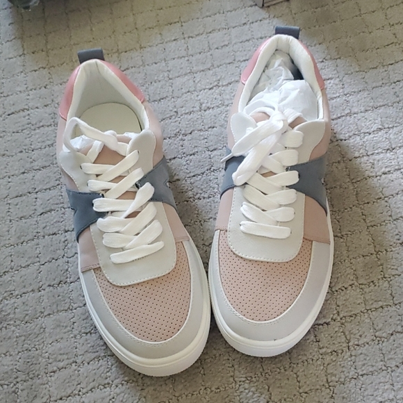 BNIB Maurices Shelby colorblock sneaker - Picture 3 of 5